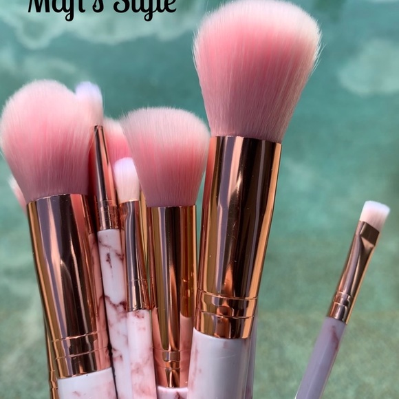 Lipgloss/E-Cleaner/blushes/primer/set of brushes
